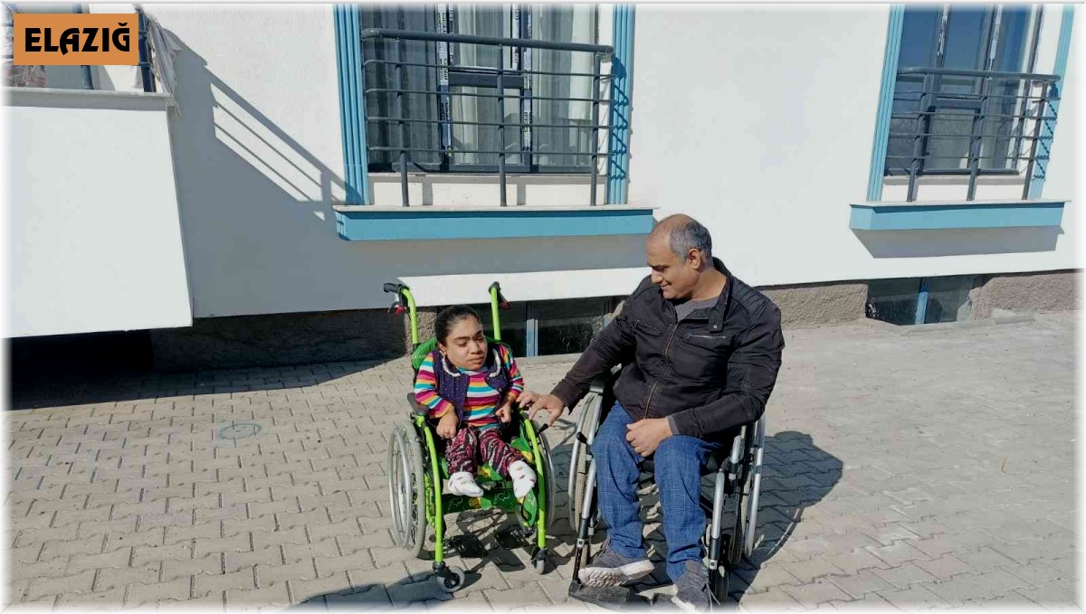 Tekerlekli sandalyesi çalınan genç kıza dernekten sevindiren hediye