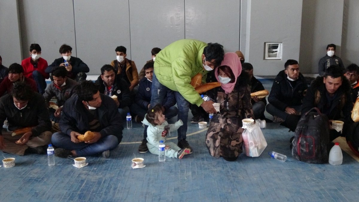 Tırın dorsesinde yakalanan 218 göçmene şefkat eli