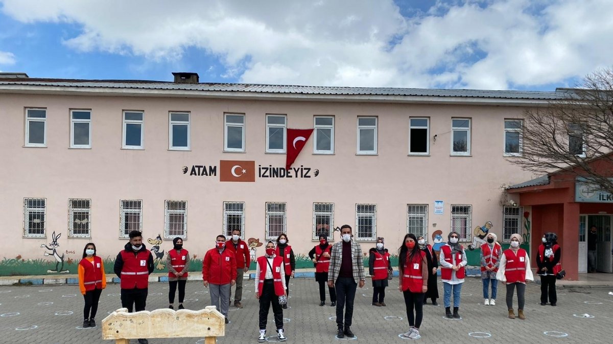 Türk Kızılay'ı Bayrampaşa Kadın Kolları'ndan Van'a ısıtan ziyaret