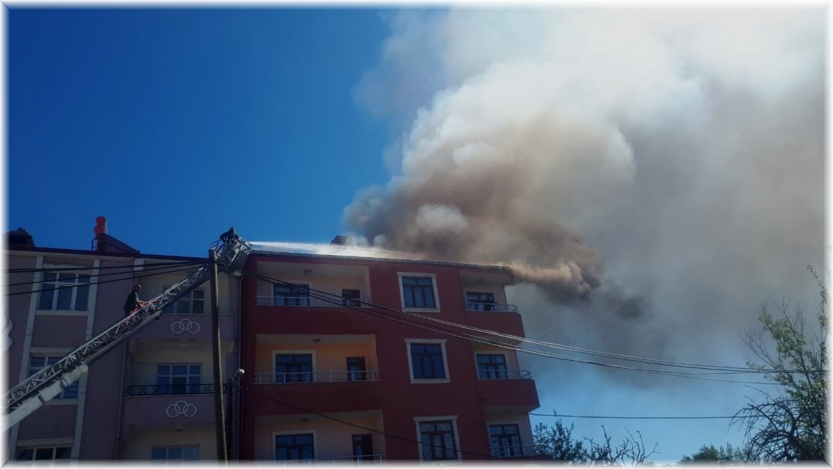 Tuzluca'da çatı yangını paniğe neden oldu