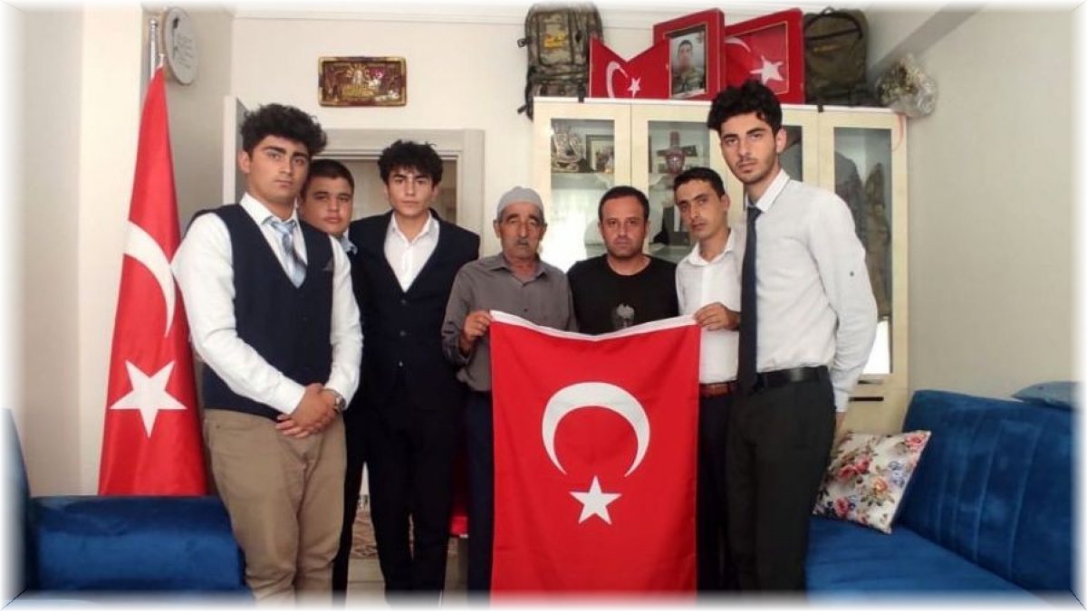 Ülkü Ocaklarından şehit ailelerine Türk bayrağı hediyesi
