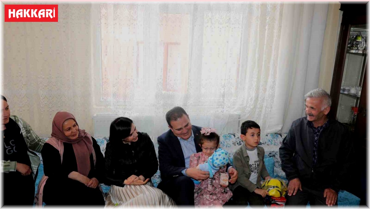 Vali Akbıyık şehit aileleri ve depremzedelerin bayramını kutladı