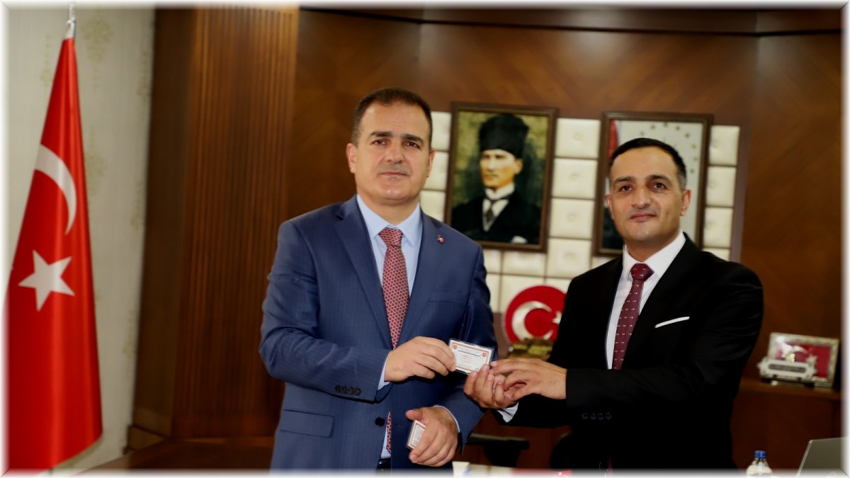 Vali Akbıyık TSKGV kurul üyelerine tanıtım kartı takdim etti