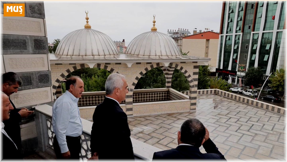 Vali Çakır, camii inşaatında incelemelerde bulundu