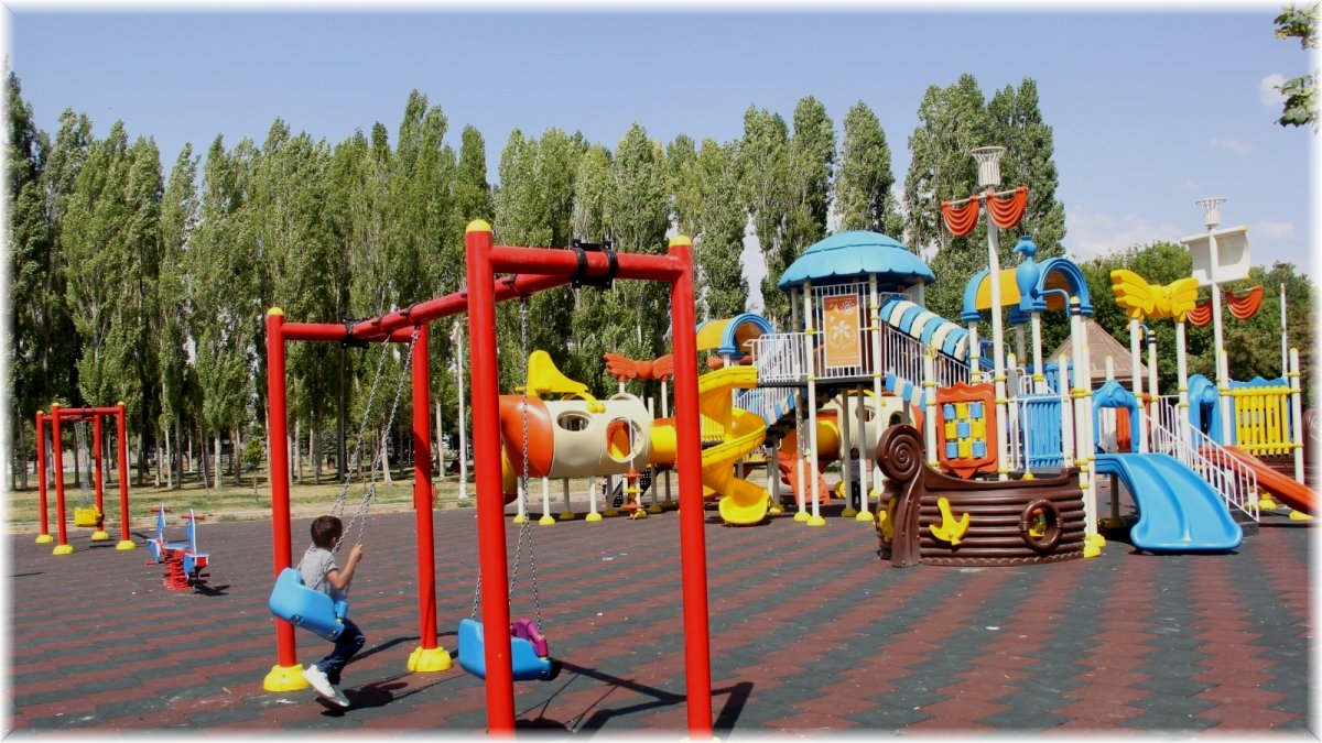 Van Büyükşehir Belediyesi parklardaki oyun gruplarını yeniledi