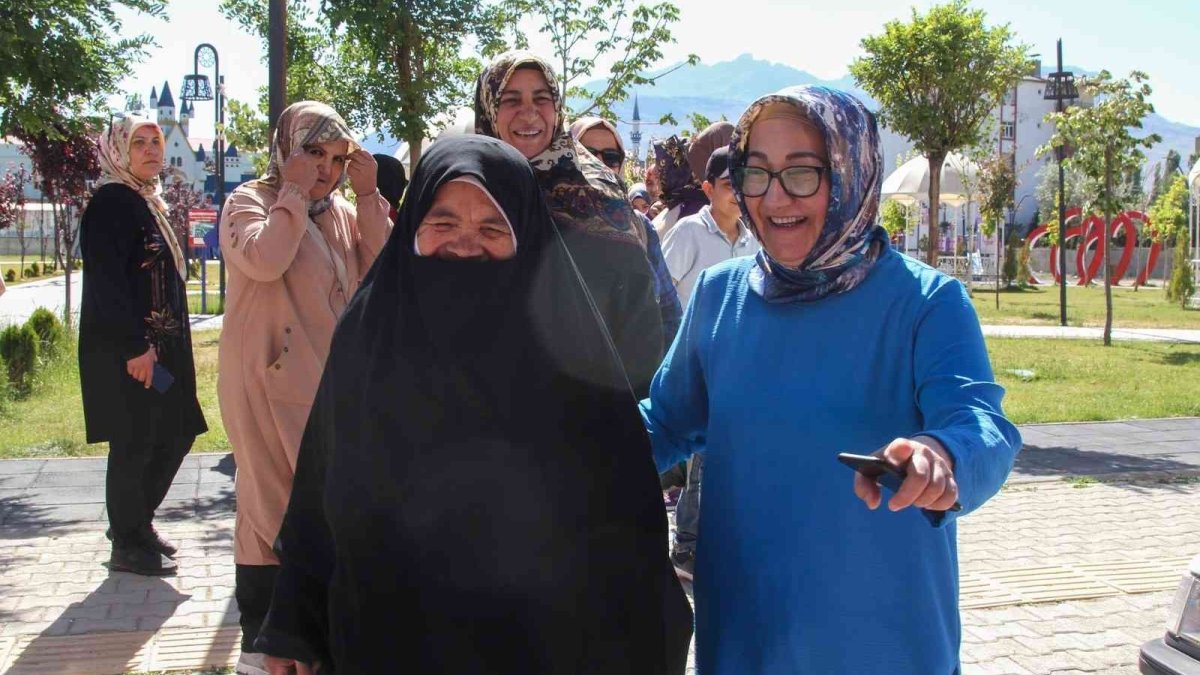 Van Büyükşehir Belediyesinin kadın gezileri sürüyor