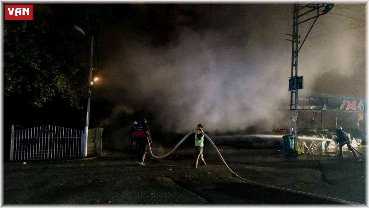 Van'da korkutan iş yeri yangını: Alevler geceyi aydınlattı