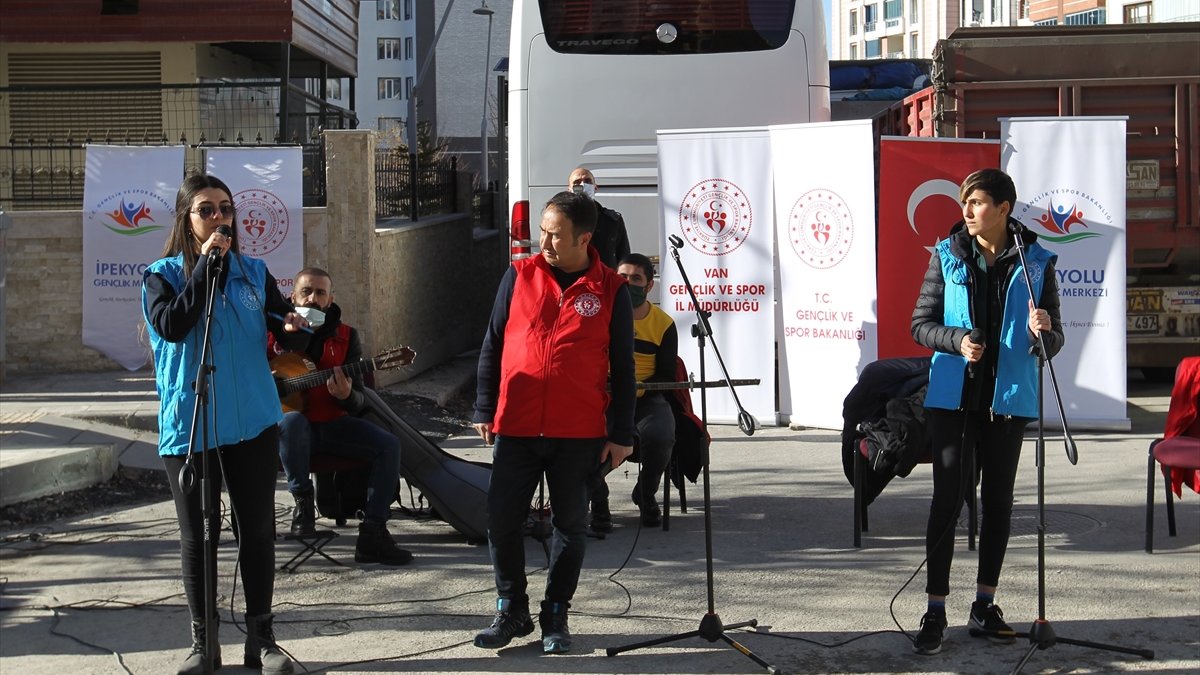 Van'da sokağa çıkma kısıtlaması nedeniyle evlerinde olanlar için Türkçe ve Kürtçe müzik dinletisi