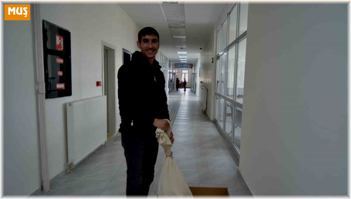 Varto'da sandık kurulu başkanları seçim torbalarını teslim aldı
