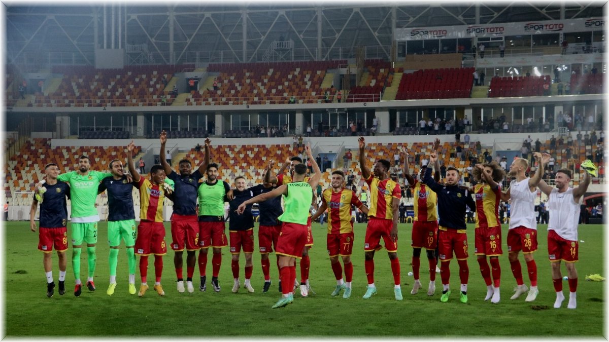 Yeni Malatyaspor'dan galibiyet kutlaması