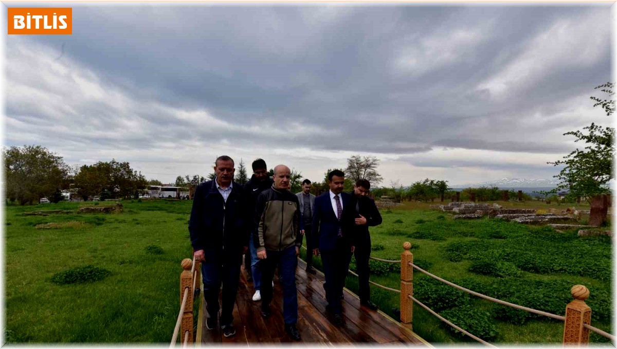 YÖK Başkanı Özvar Bitlis'te tarihi mekanları gezdi
