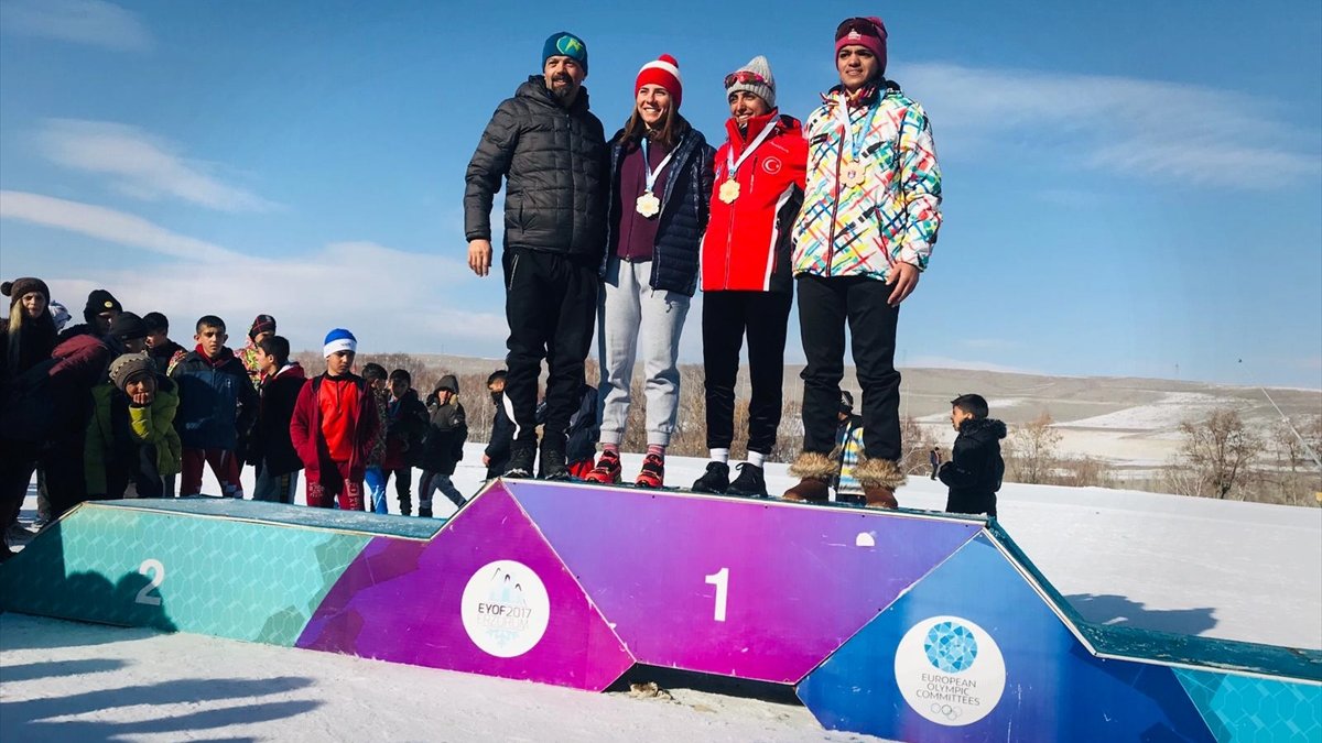 Yüksekovalı kayakçılar Erzurum'dan 25 madalya ile döndü