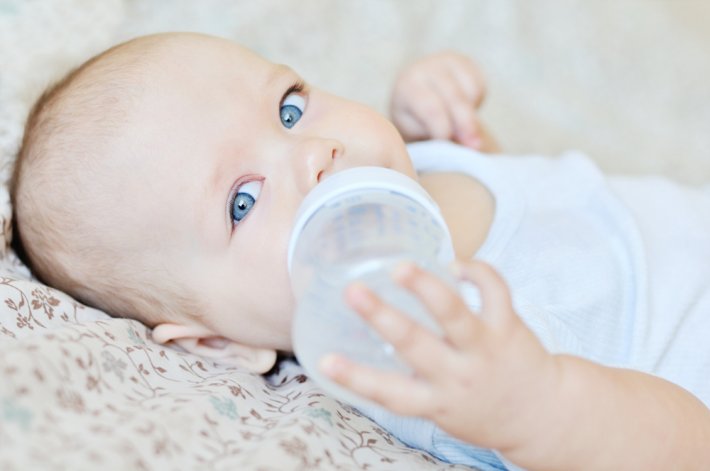 Orta kulak enfeksiyonundan korumak için bebekleri nasıl beslemeli?
