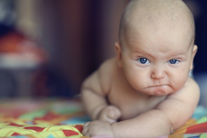 Bebek neden sinirli olur, bebeği sinirlendiren nedenler