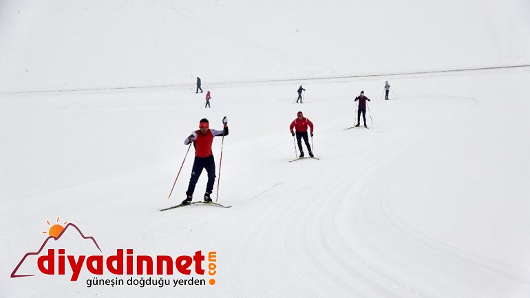 Kayaklı koşu sporcuları dondurucu soğuklarda ter dökerek yarışmalara hazırlanıyor