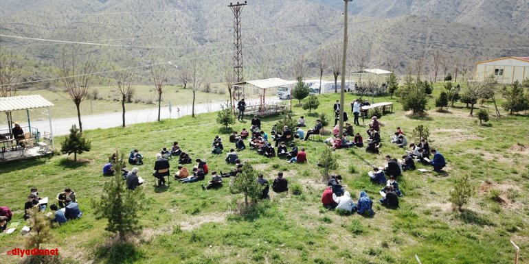 Bitlis'te köylerdeki öğrenciler gezici kütüphaneyle buluşturuldu