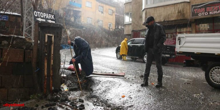 Bitlis'te sağanak nedeniyle tıkanan kanallar temizlendi