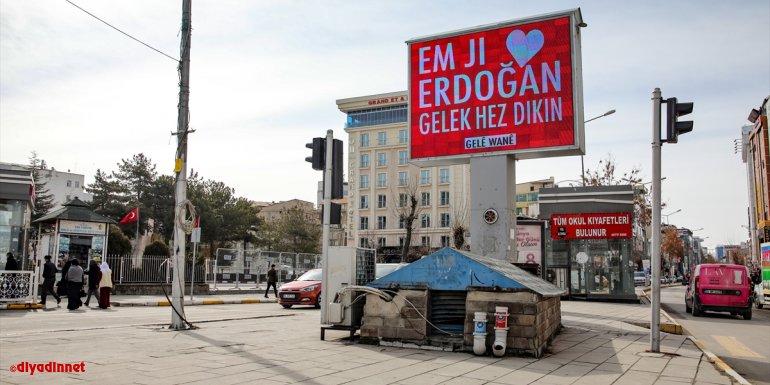 Van'da 3 dilde 'Love Erdoğan' görseli ekranlara yansıtıldı