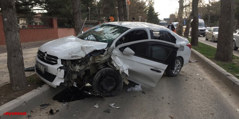 Elazığ'da ağaca çarpan otomobilin sürücüsü yaralandı
