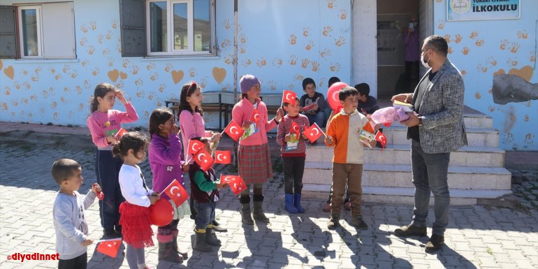 Iğdır'da gönüllü öğretmenlerden köy çocuklarına 23 Nisan sürprizi