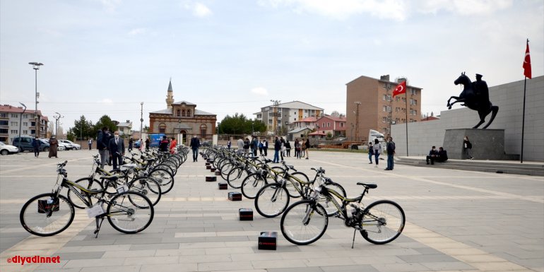 Kars'ta başarılı 39 öğrenci bisikletle ödüllendirildi
