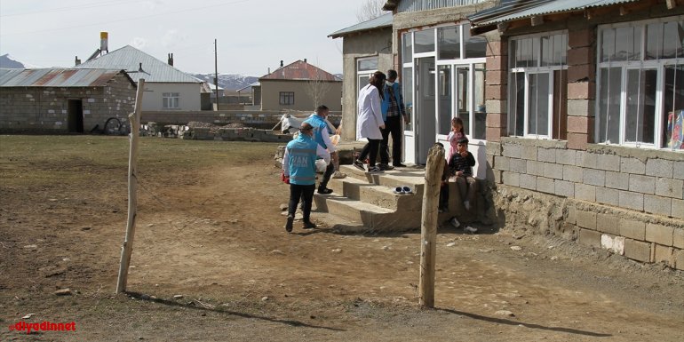 Van'da sağlık çalışanları kırsal mahalleleri dolaşarak yaşlıların Kovid-19 aşılarını yapıyor