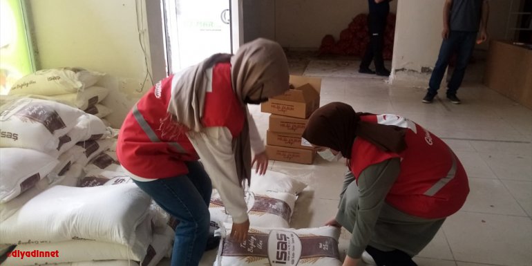 Türk Kızılay Keban'da 250 aileye 250 çuval un ile et dağıttı
