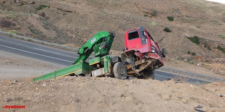 Elazığ'da vinç yüklü kamyon tümseğe çarptı: 1 yaralı