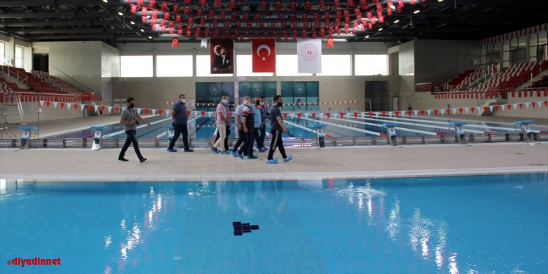 Malatya Gençlik ve Spor İl Müdürü Kayhan, olimpik yüzme havuzunu gazetecilere tanıttı