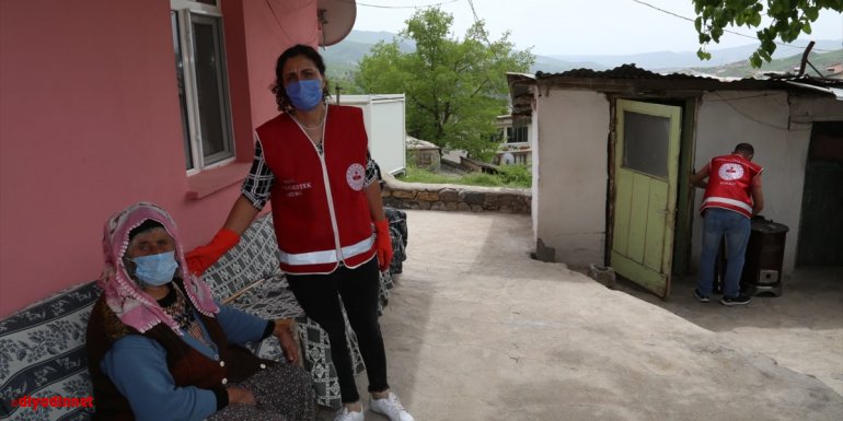 Tunceli'de 'Vefa Sosyal Destek Grubu' yaşlı kadının evinde bahar temizliği yaptı
