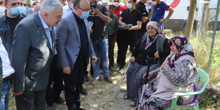Elazığ Valisi Erkaya Yırık, depremin ardından Karakoçan ilçesinde incelemelerde bulundu