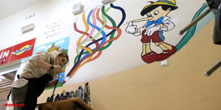 Elazığ'da Yeliz öğretmenin fırçasıyla okullar renkleniyor
