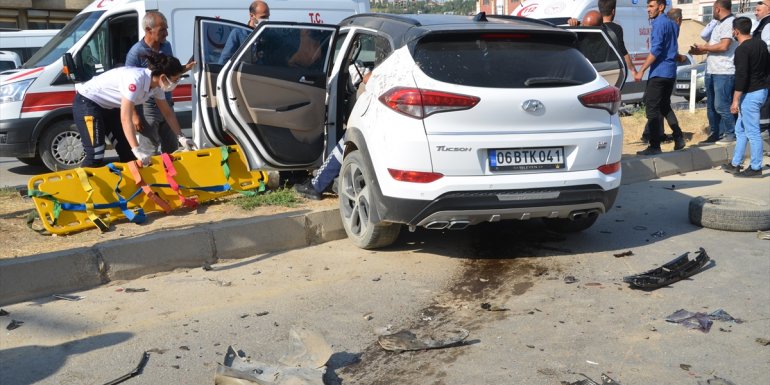 Hakkari'de otomobil ile hafif ticari araç çarpıştı: 9 yaralı
