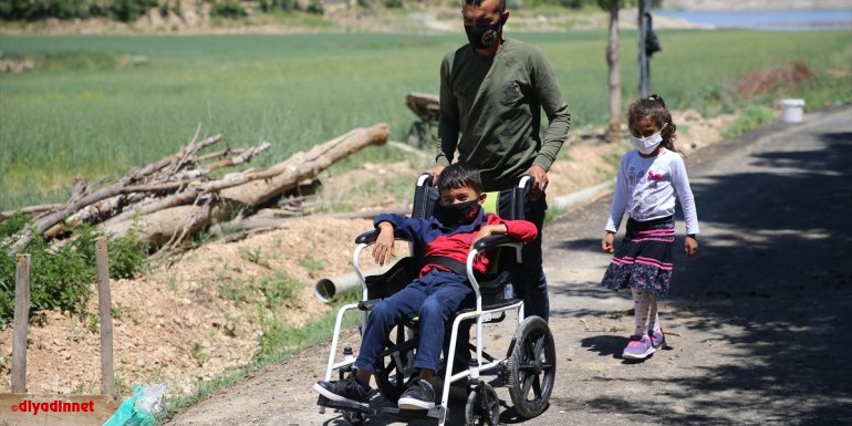 Babasının sırtında okula giden bedensel engelli Batuhan'ın yüzü gülüyor