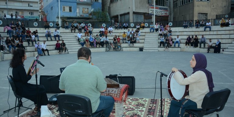 Santur sanatçısı Sedat Anar, Hakkari'de konser verdi