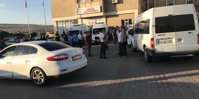 Bitlis'te motosikletle minibüs çarpıştı: 2 yaralı