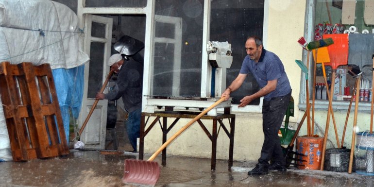 Kars'ta etkili olan sağanak ve dolu yüzünden bazı ev ve iş yerlerini su bastı