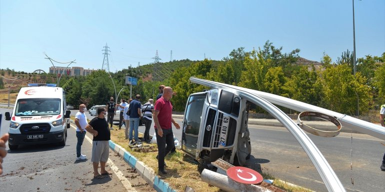 Tunceli'de hafif ticari araç elektrik direğine çarptı: 4 yaralı