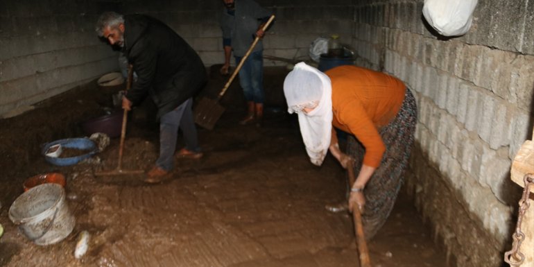 Erciş'te şiddetli yağış 13 köyde taşkınlara yol açtı