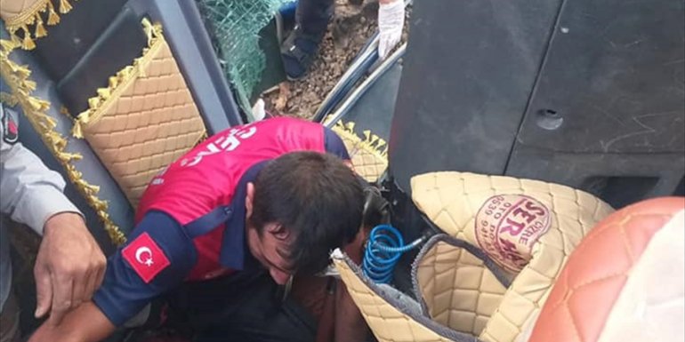 Bingöl'de devrilen kamyonda sıkışan sürücü kurtarıldı