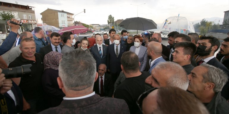 İYİ Parti Genel Başkanı Akşener, Erzincan'da esnaf ziyaretinde bulundu