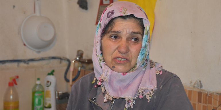 Kars'ta oğlunun çeyizi sel altında kalan kadın gözyaşı döktü