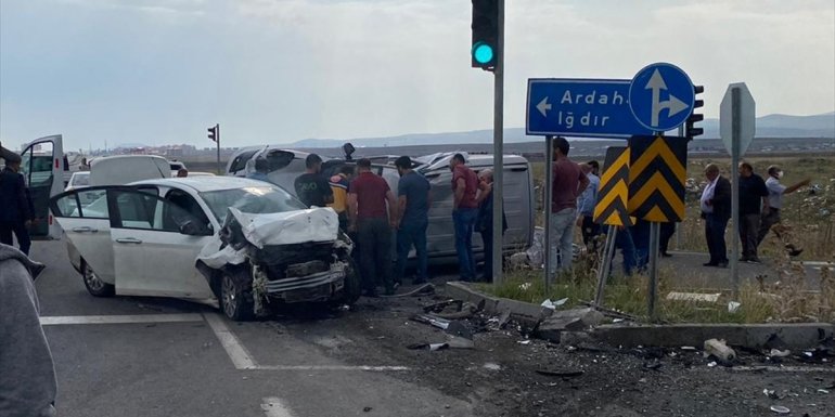 Kars'ta iki otomobil çarpıştı: 4 yaralı