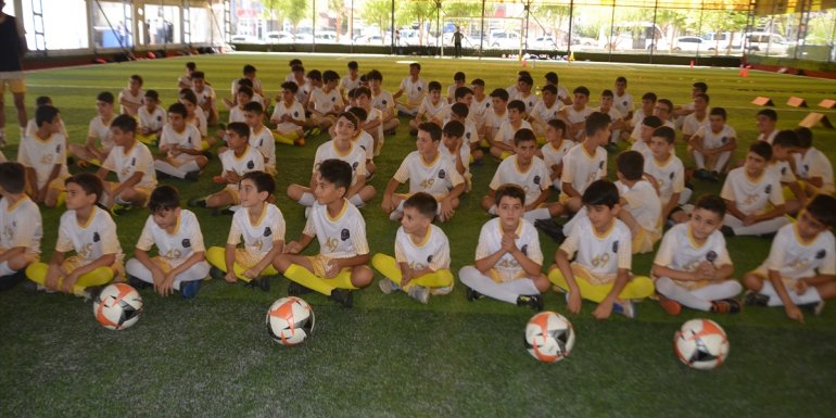 Muş'ta ücretsiz yaz futbol okulu açıldı