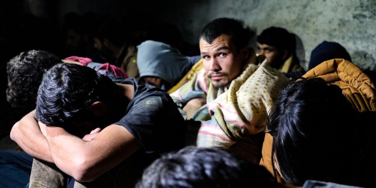 Van'da metruk bir yapıda 25 düzensiz göçmen yakalandı