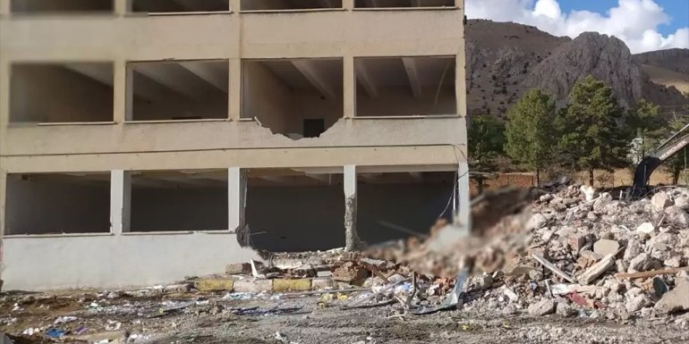 Depremde zarar gören Baskil YİBO'nun yıkımına başlandı