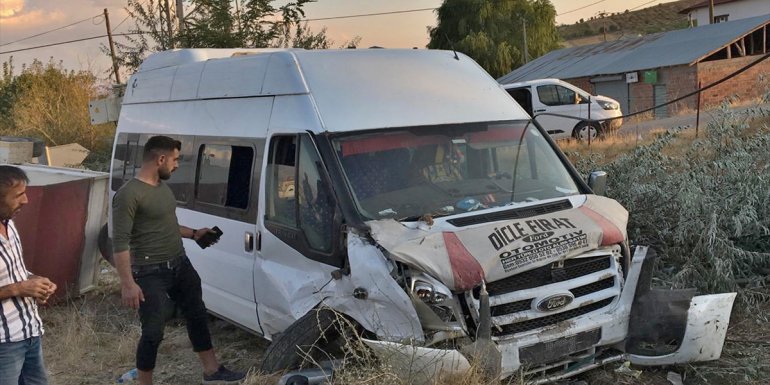Elazığ'da minibüsle otomobilin çarpışması sonucu iki kişi yaralandı