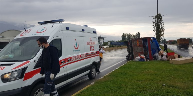 Erzincan'da ev eşyası taşıyan kamyon yan yattı