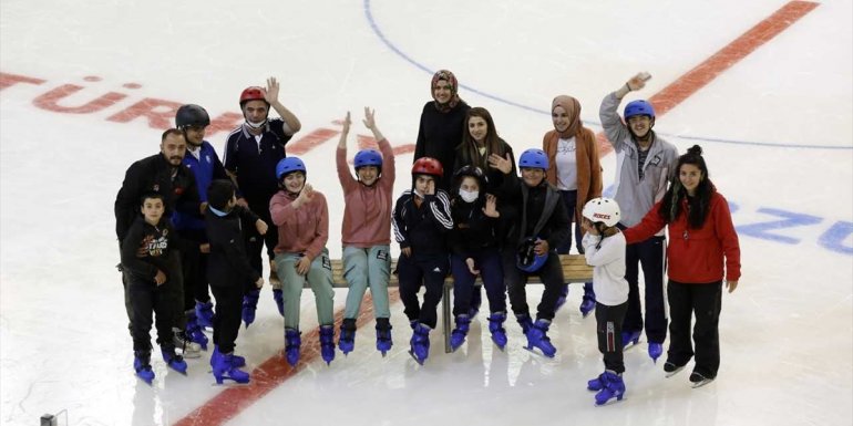 Erzurum'da zihinsel engelli çocuklar buz pateni öğreniyor
