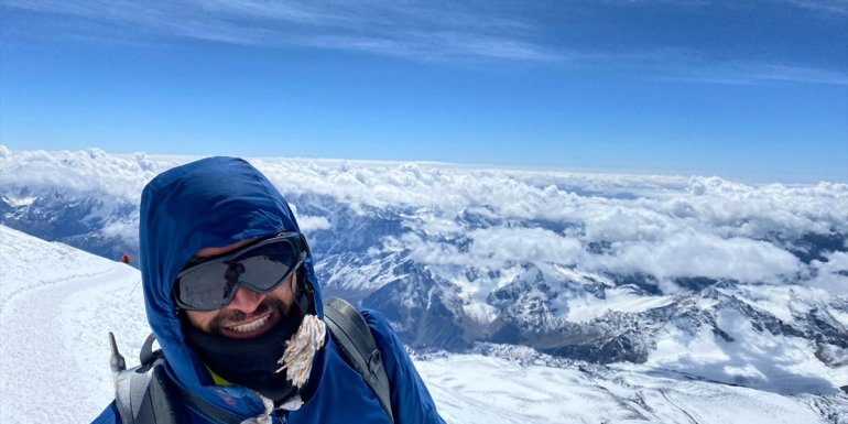 Türk dağcı Alpay Korkmaz Avrupa'nın en yüksek dağı Elbruz'a tırmandı